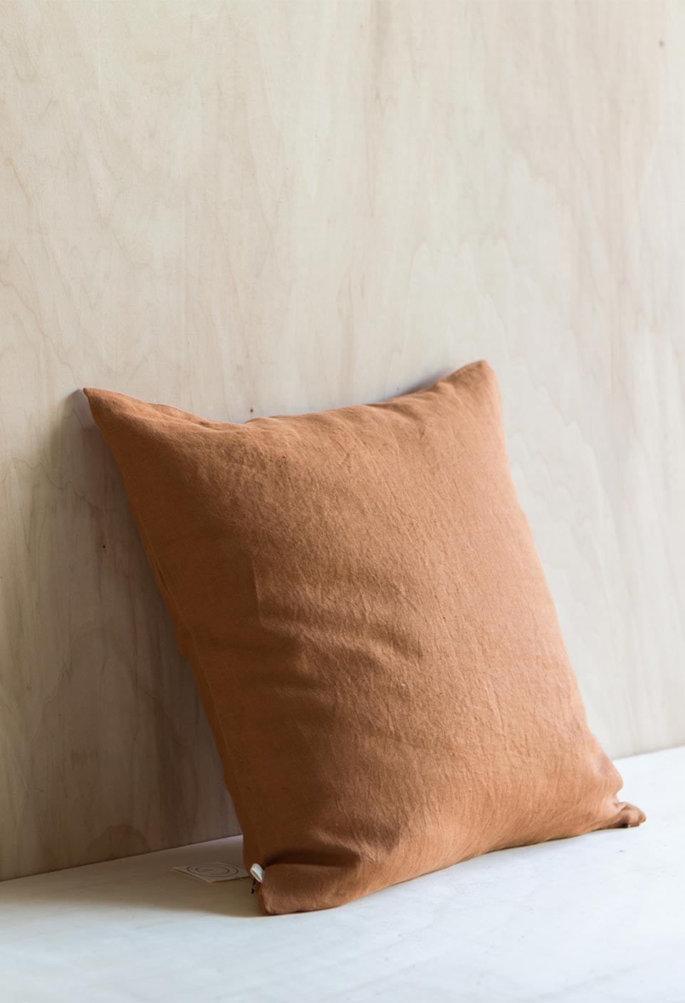 HOUSSE DE COUSSIN EN LIN LAVÉ  CARAMEL AVEC GARNISSAGE_MARKETPLACE