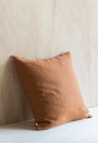 HOUSSE DE COUSSIN EN LIN LAVÉ  CARAMEL AVEC GARNISSAGE_MARKETPLACE