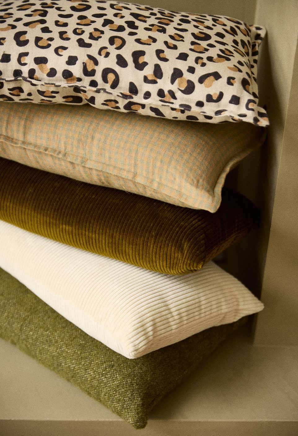 CUSHION ARGENTINE  VELVET OLIVE WITH FILLING_MARKETPLACE