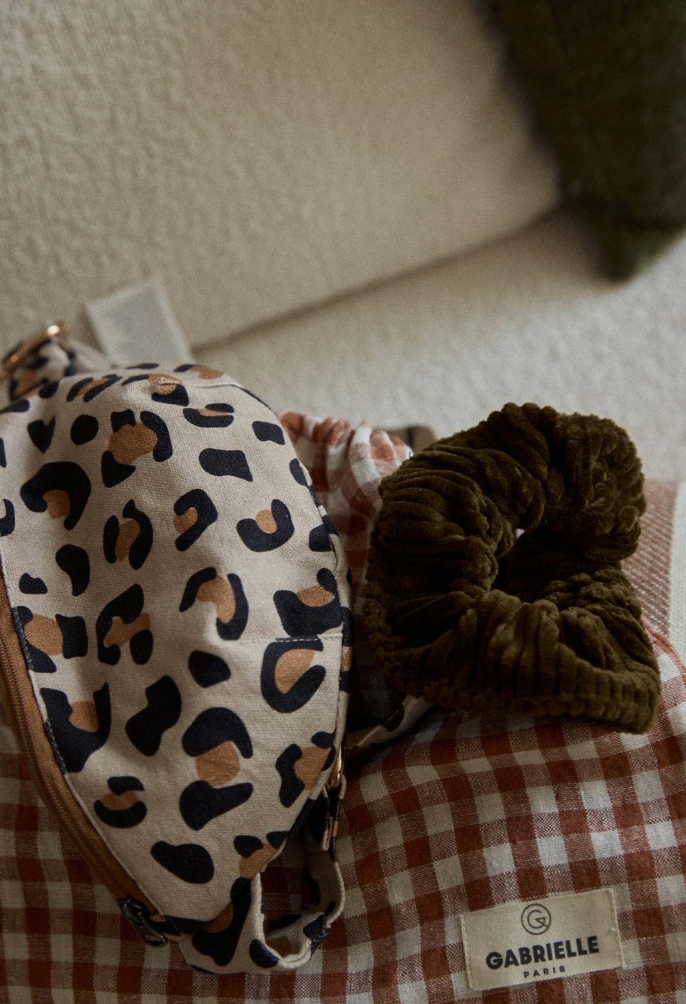 SCRUNCHIE  VELVET OLIVE_MARKETPLACE