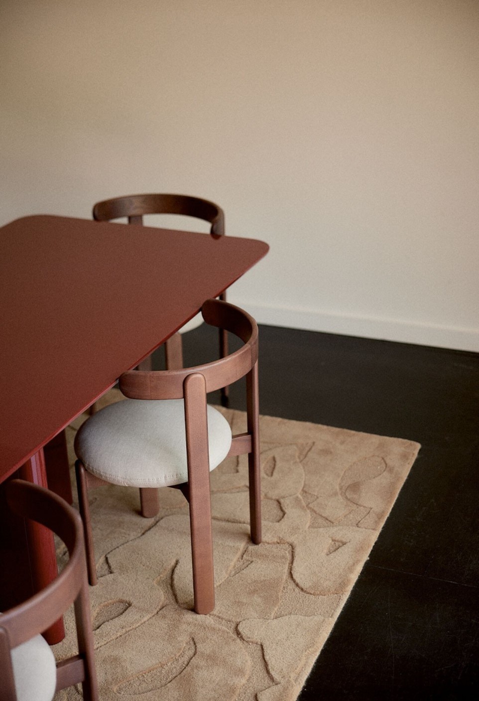 JOE RECTANGULAR DINING TABLE  FRÊNE LAQUÉ BORDEAUX