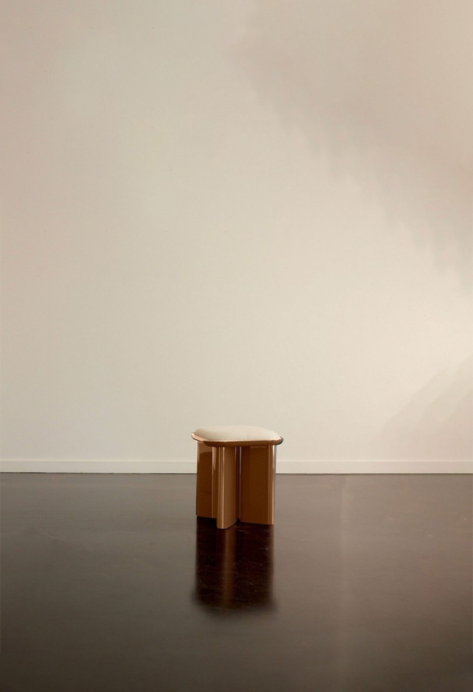 POUF LAZARE  LAQUÉ CARAMEL