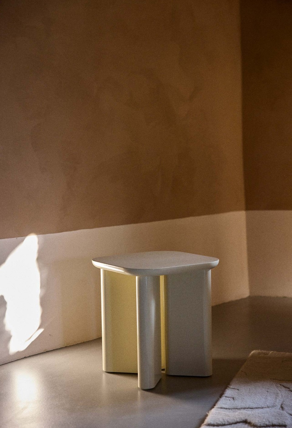 TABLE D'APPOINT GARANCE  FINITION LAQUÉ  CREME_MARKETPLACE