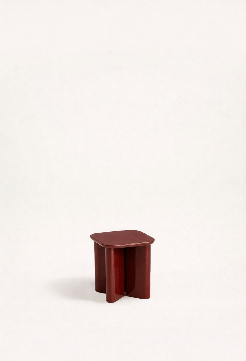 TABLE D'APPOINT GARANCE  BOIS LAQUÉ BORDEAUX