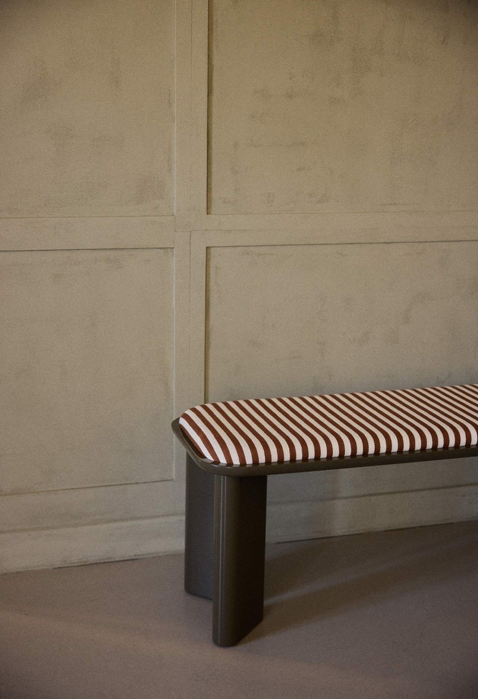 LAZARE BENCH  KAKI LACQUERED WOOD