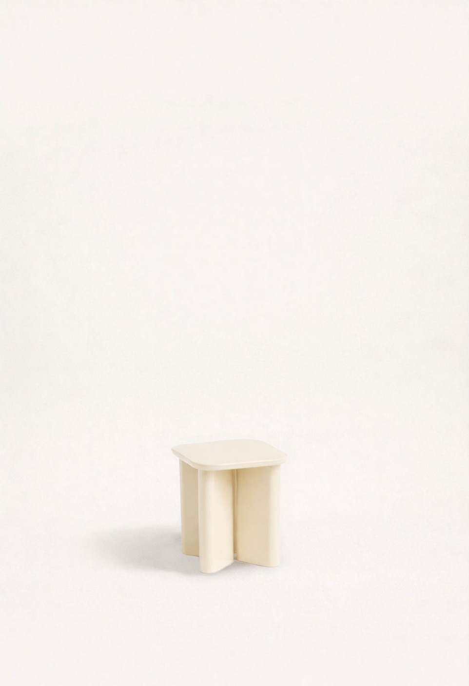 GARANCE THE END TABLE  CREAM LACQUERED FINISH