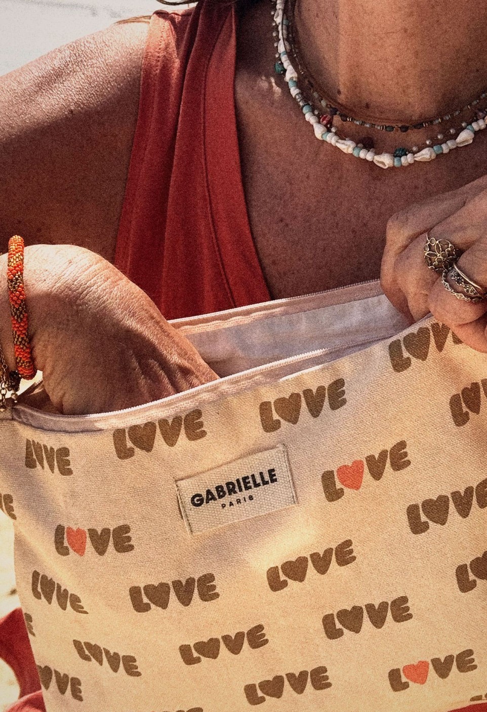 POCHETTE AVEC ANSE  LOVE