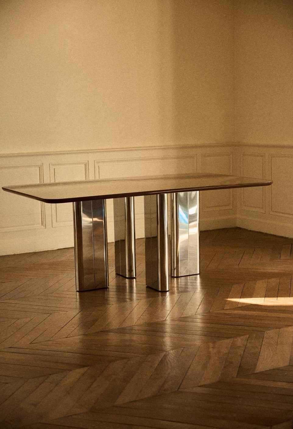 TABLE À MANGER CHRYSOLINE  BOIS LAQUÉ SPECULOOS
