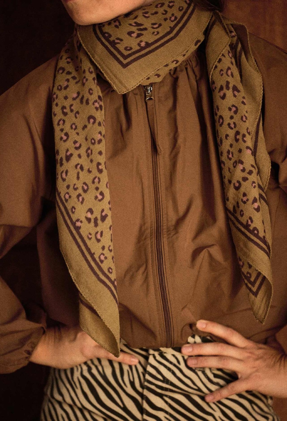 FOULARD EN LAINE  LÉOPARD AMBRE