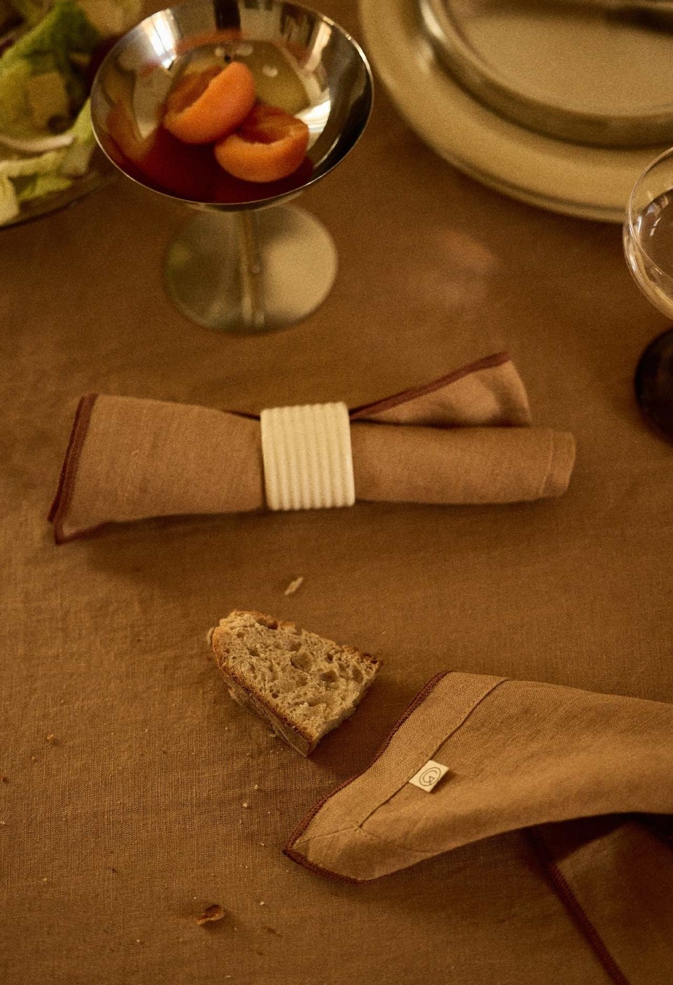 SERVIETTE DE TABLE  EN LIN LAVÉ TABAC LISERÉ GRENAT