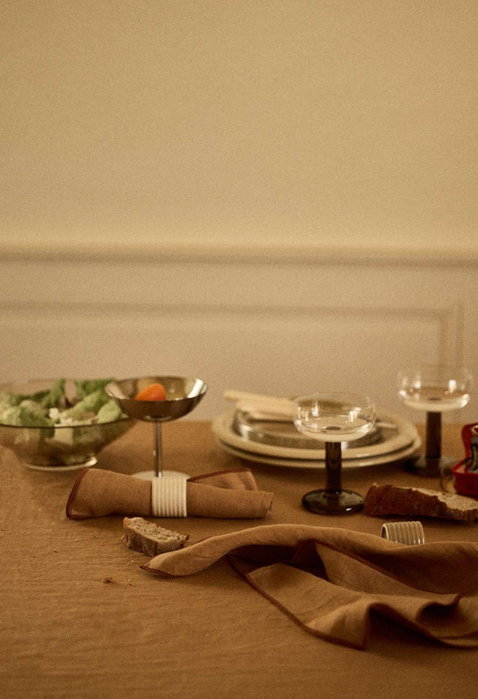 SERVIETTE DE TABLE  EN LIN LAVÉ TABAC LISERÉ GRENAT