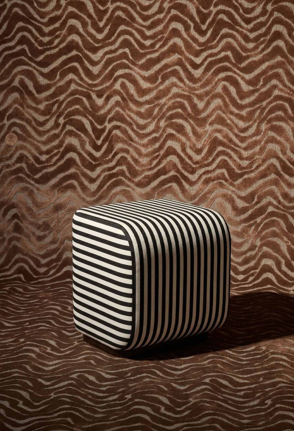 POUF ROLAND  RAYURES NOIRES
