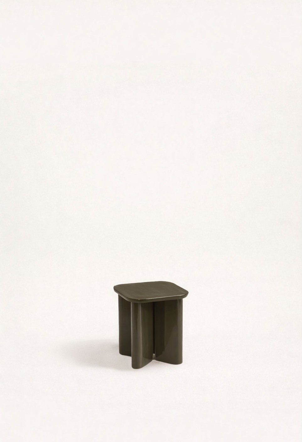 TABLE D'APPOINT GARANCE BOIS LAQUÉ KAKI  SECONDE MAIN
