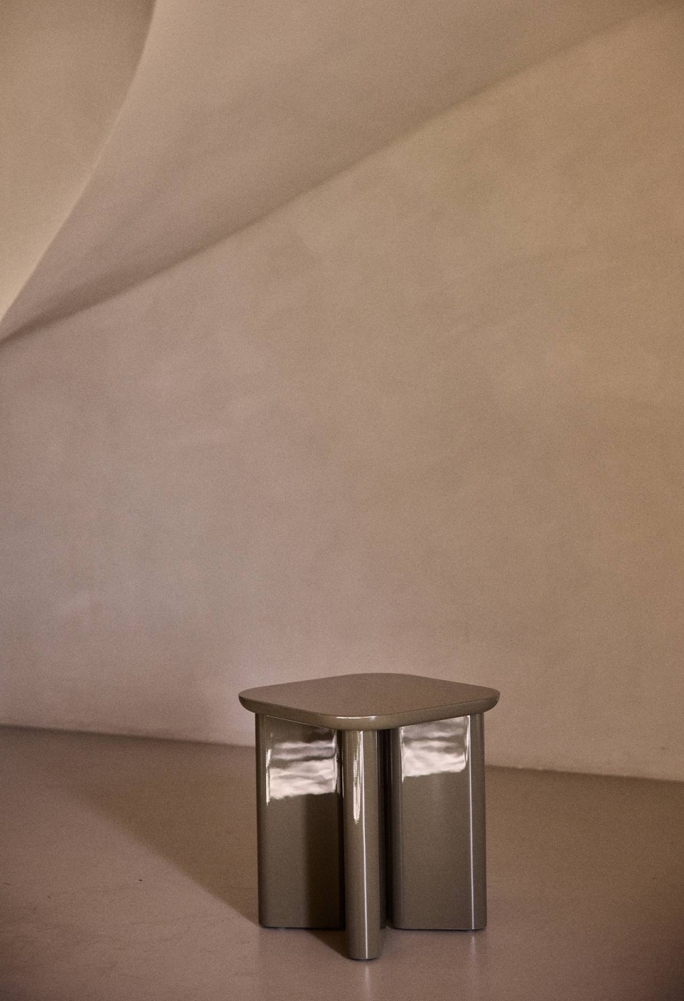 TABLE D'APPOINT GARANCE BOIS LAQUÉ KAKI  SECONDE MAIN