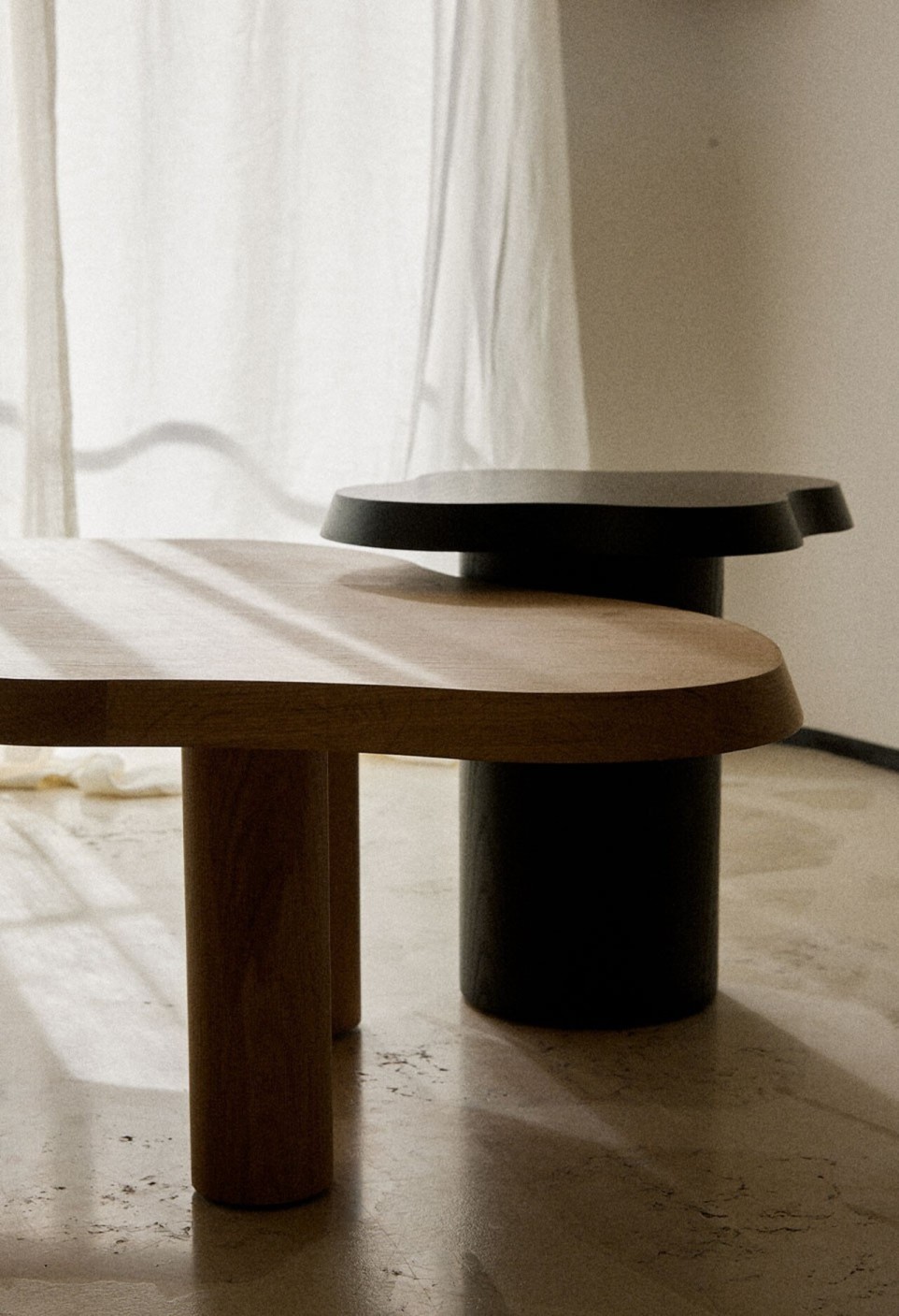TABLE D'APPOINT MAHAUT BOIS FINITION LASURÉ NOIR  SECONDE MAIN
