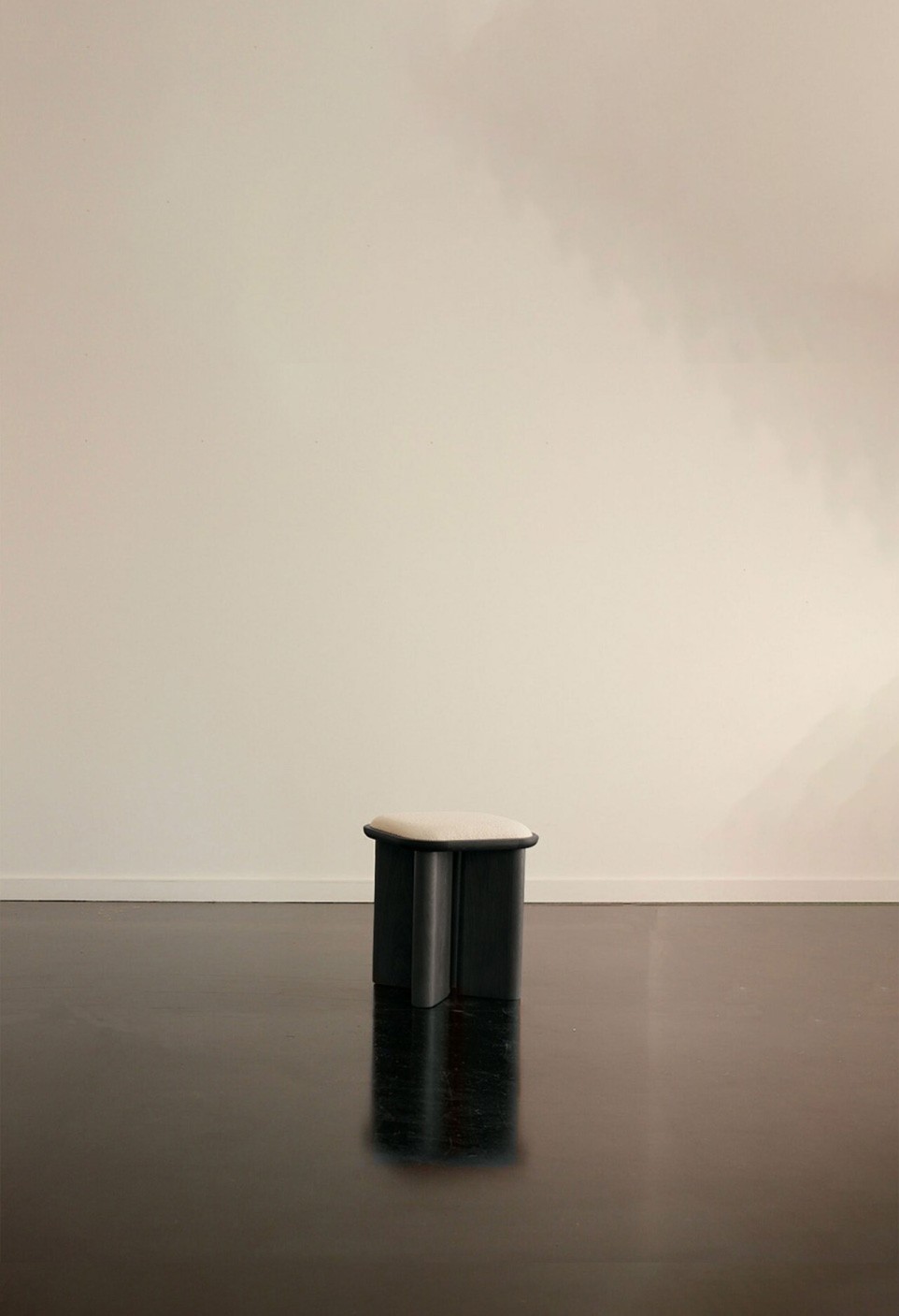 POUF LAZARE BOIS FINITION LASURÉ NOIR  SECONDE MAIN