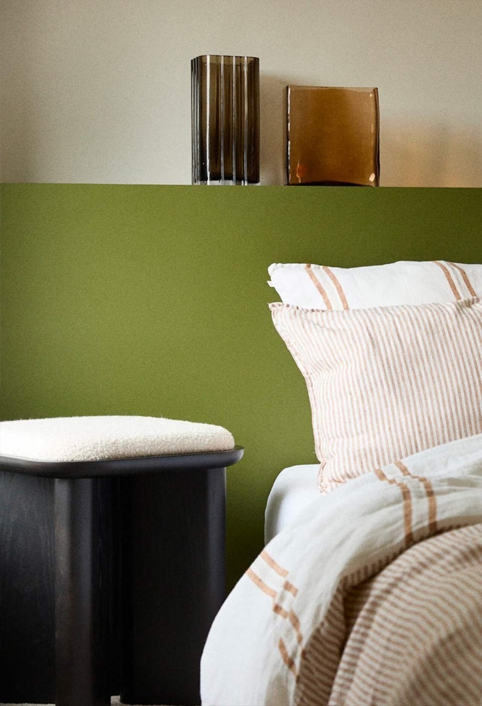 POUF LAZARE BOIS FINITION LASURÉ NOIR  SECONDE MAIN